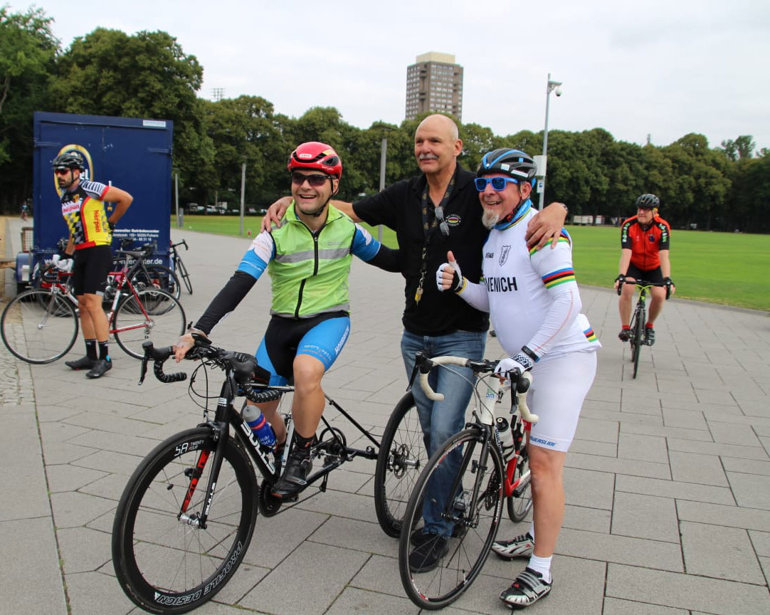 Dreiradfahrer David Wiegmans mit Theo Förster und Josef Riefert